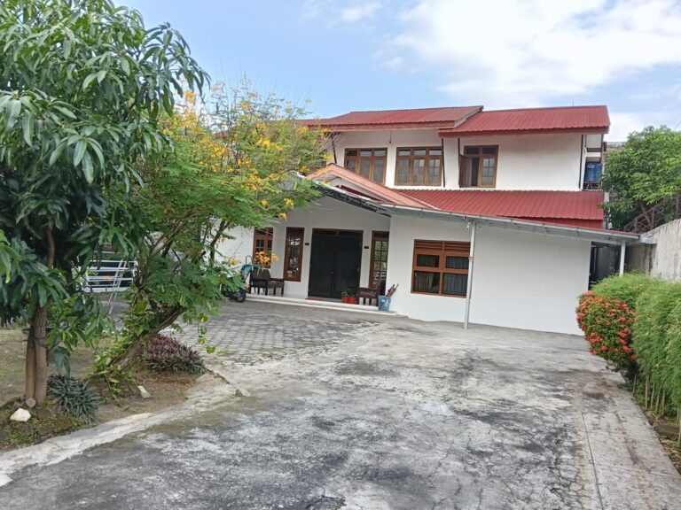 Dijual: Rumah Siap Huni, Halaman Luas & Lokasi Strategis di Surakarta